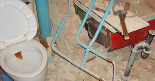 Профессиональный демонтаж перегородки ванной и туалета в Нефтеюганске - от 573 рублей